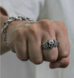 Bague tête de mort et ailes